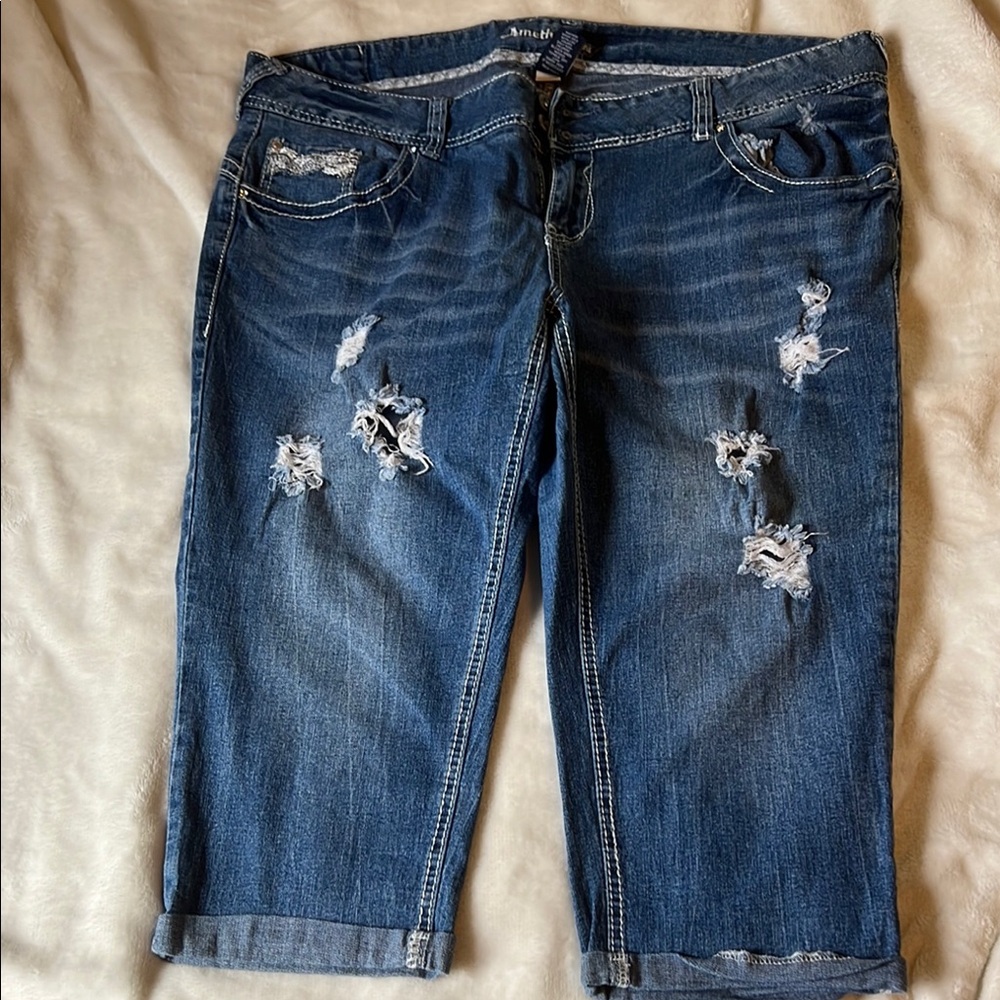 Amethyst Jeans Distressed Blue Capri
